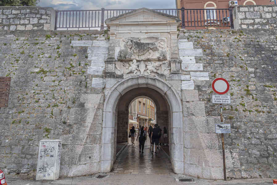Croacia - Zadar 56 - Puerta del Mar.jpg